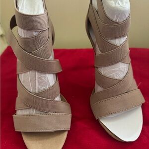 G.I.L.I. Sz 5 Elegant Tan Strappy Women's Sandals NWOT 😊😊